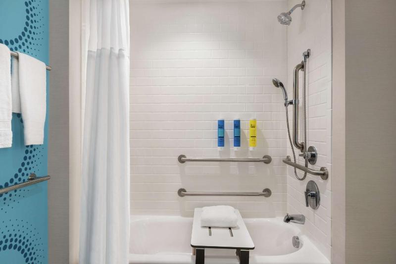 Queen Room with Two Queen Beds - Mobility Access image 2