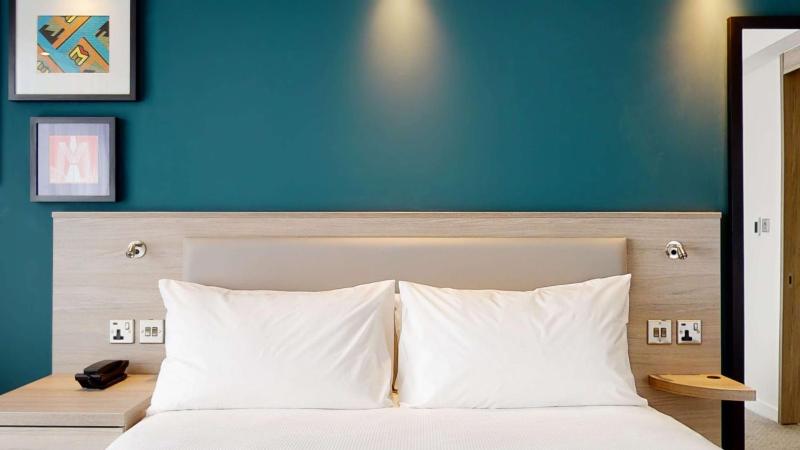 Premium Queen Room with Lounge Area image 4