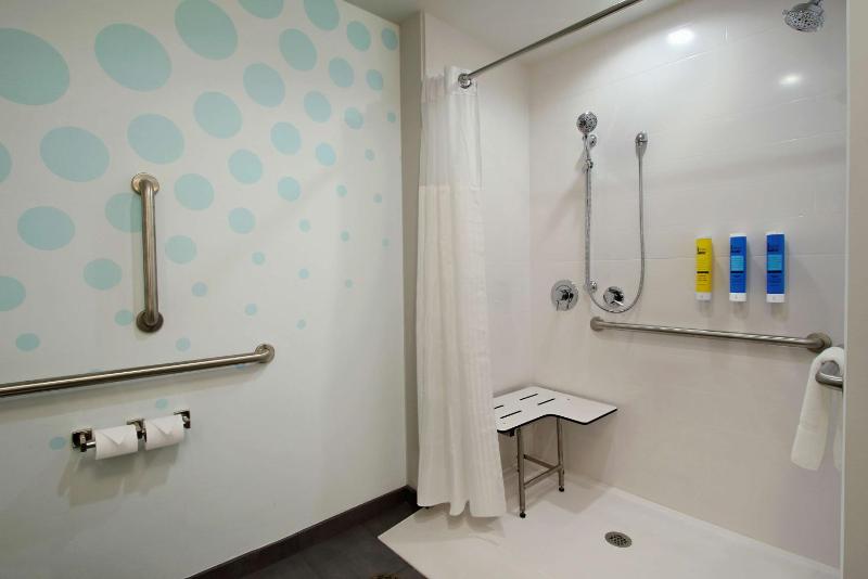 King Room with Roll-In Shower - Mobility and Hearing Access image 2