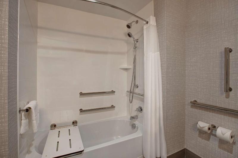 Queen Room with Bath Tub - Mobility Access/Non-Smoking image 2