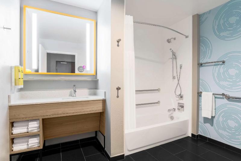 King Room with Bath Tub - Mobility and Hearing Access image 3
