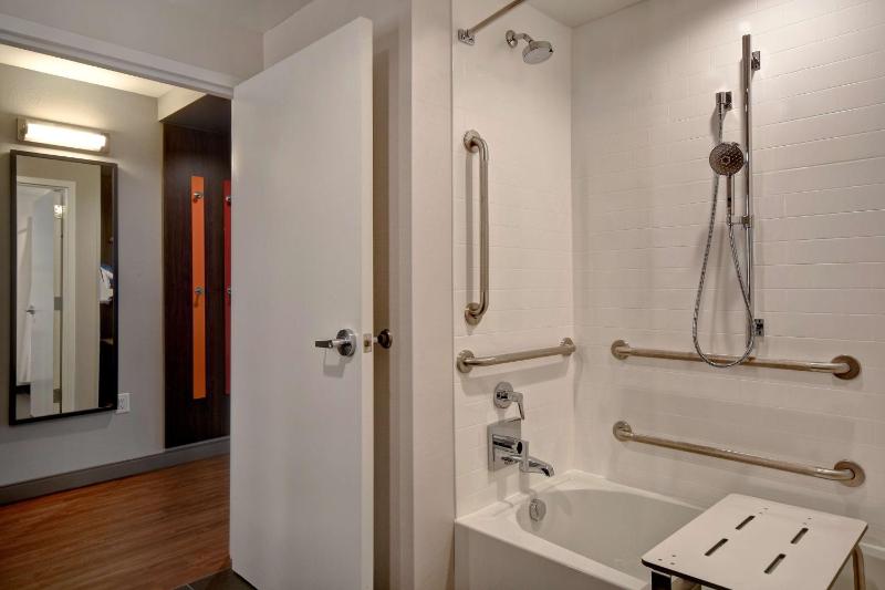King Room with Bath Tub - Mobility Access image 3