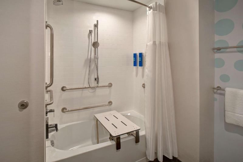 King Room with Bath Tub - Mobility Access image 2