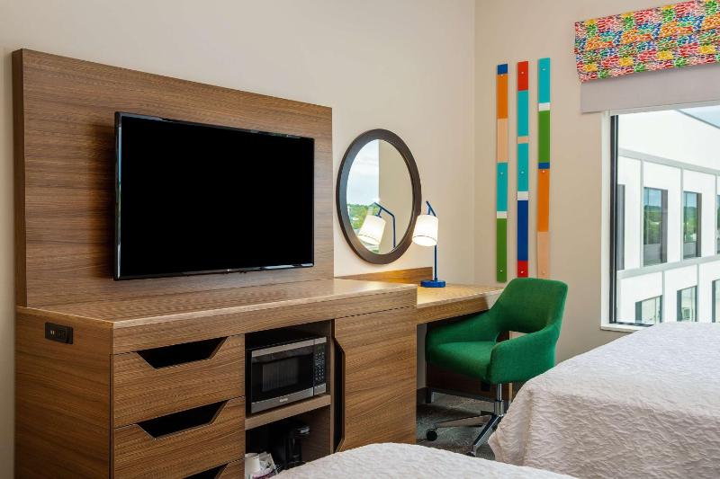 Queen Room with Two Queen Beds image 4