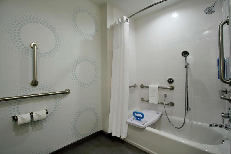 Queen Room with Two Queen Beds - Mobility Access image 2