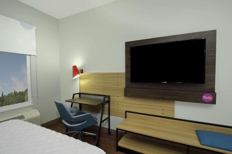 Queen Room with Two Queen Beds image 4