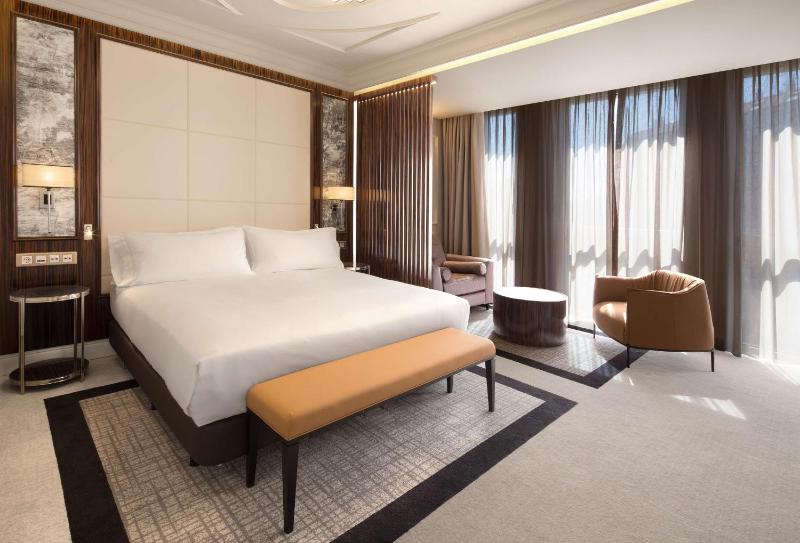 Deluxe King Room image 3