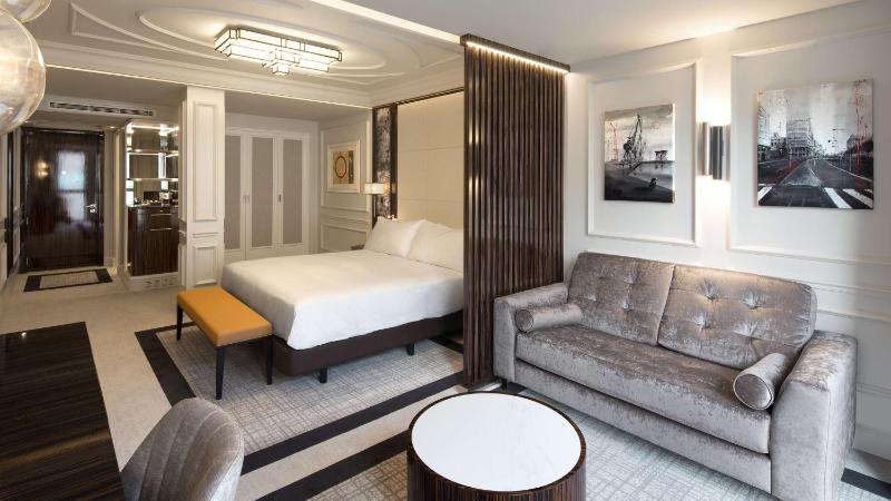 Deluxe King Room image 4