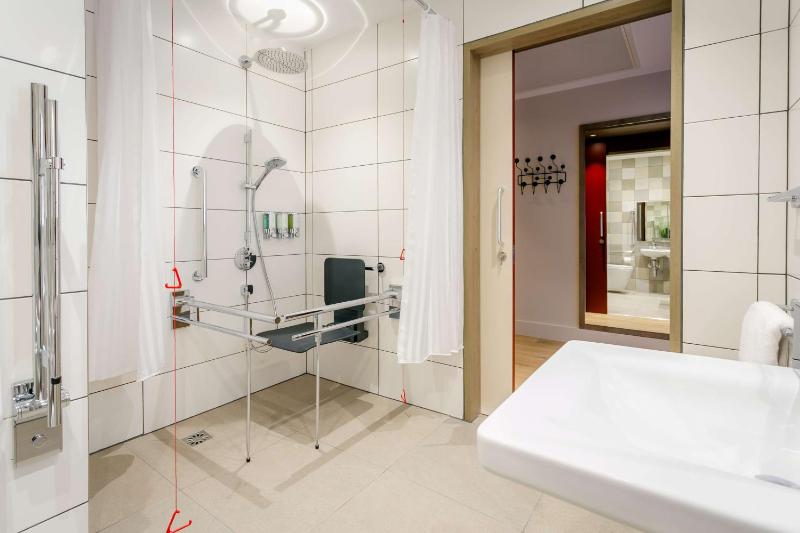 Queen Room - Mobility Access image 2