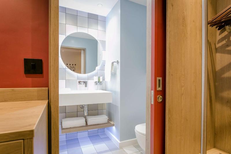 Twin Room image 4