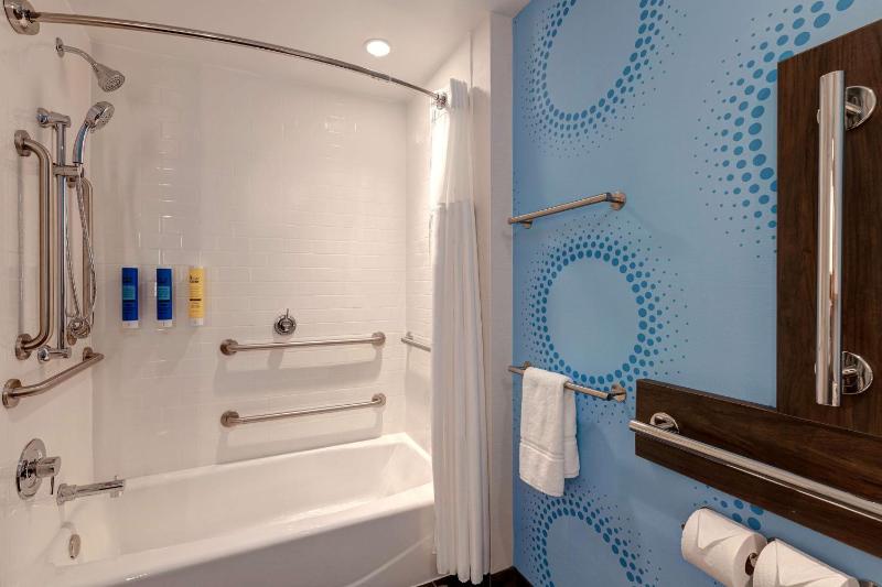 Queen Room with Two Queen Beds - Mobility Access image 1