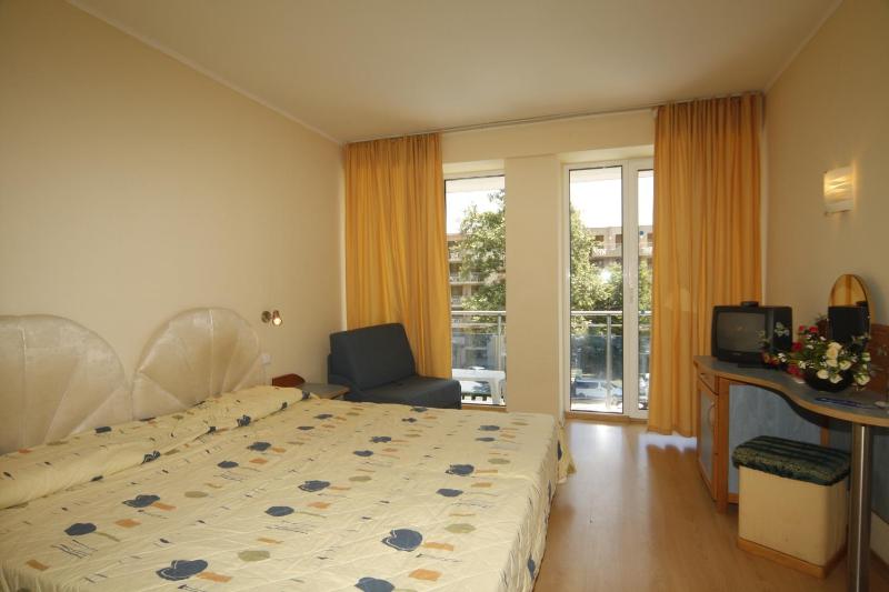 Triple Room with Balcony image 3