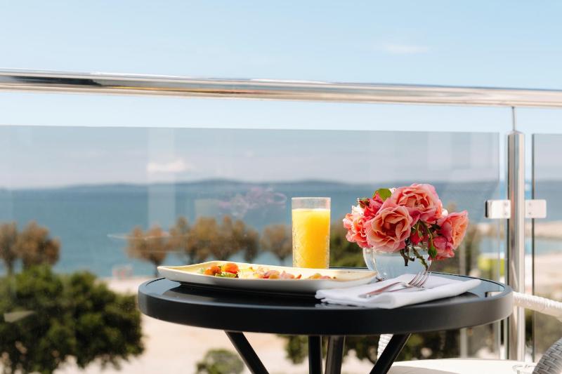 Deluxe Double Room with Balcony and Sea View image 4
