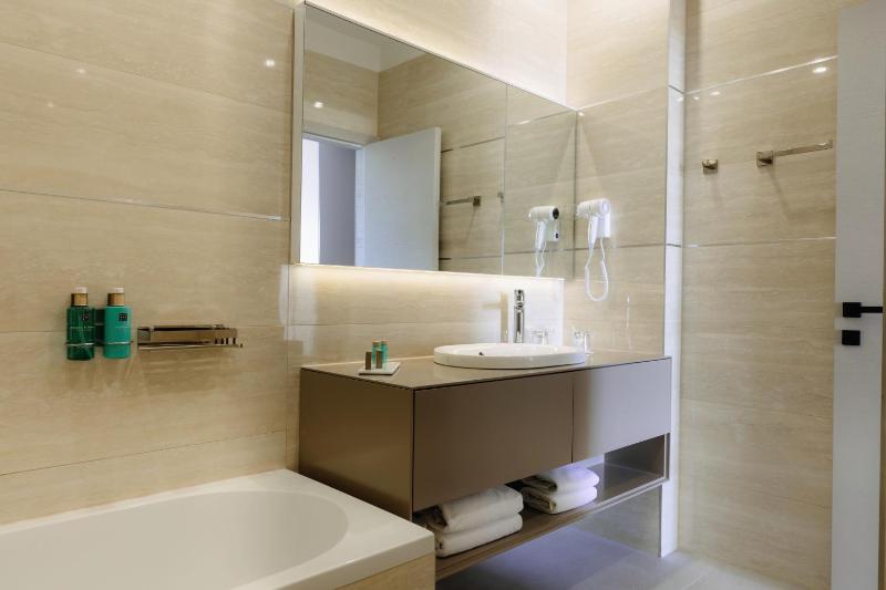 Junior Suite with Balcony and Sea View image 3