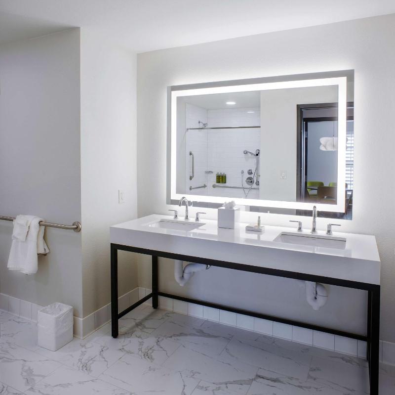King Room with Roll-In Shower - Mobility Access image 2