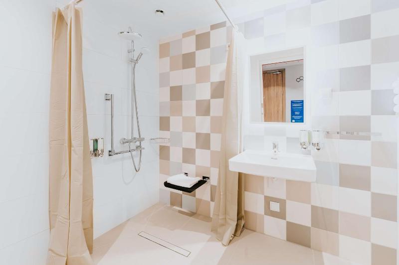 King Room - Mobility Accessible  image 3