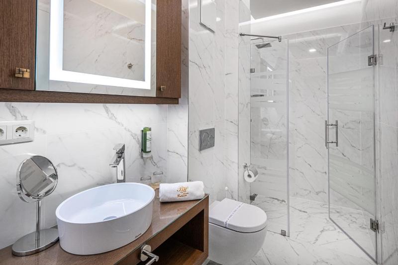 Standard Double or Twin Room image 4