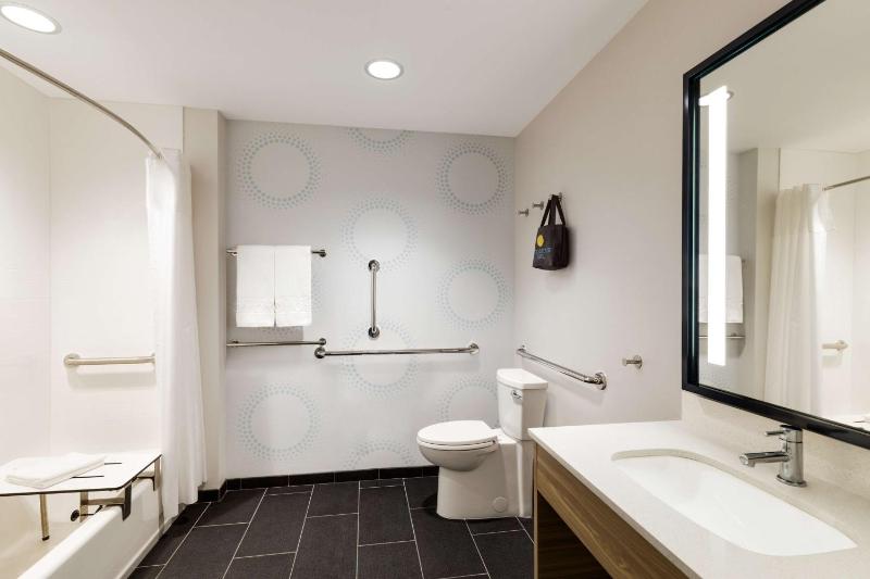 Queen Room with Two Queen Beds - Mobility and Hearing Access image 2