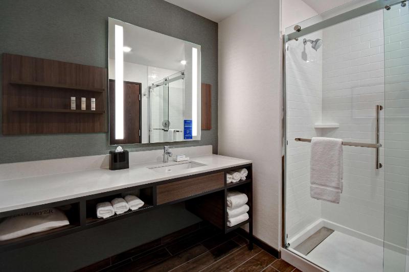 Deluxe King Room image 2