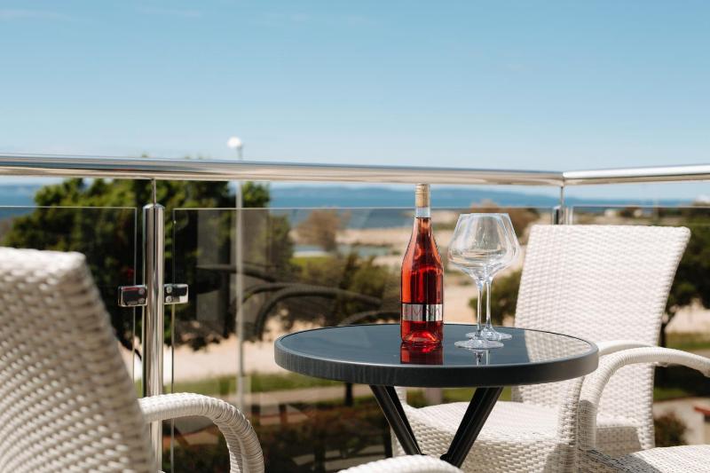 Deluxe Double Room with Balcony and Partial Sea View image 4