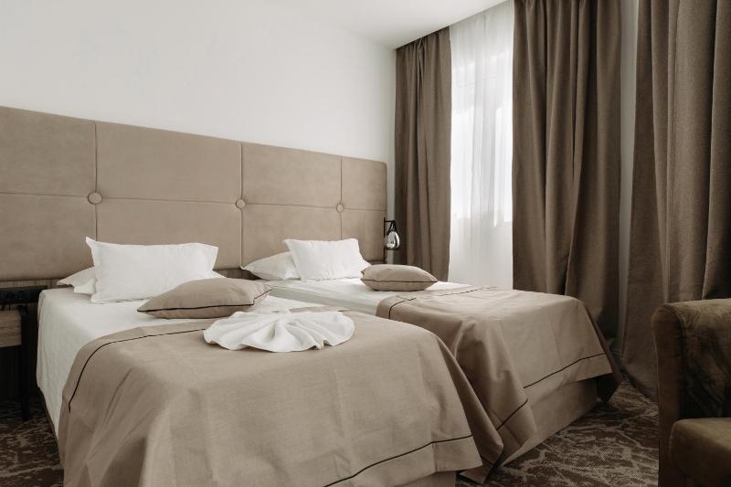 Deluxe Double Room with Balcony and Partial Sea View image 2