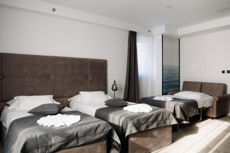 Deluxe Triple Room with Partial Sea View image 3