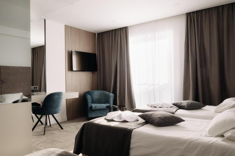 Deluxe Triple Room with Partial Sea View image 4
