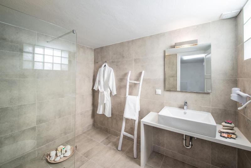 Almyra Seaside Villa with Private Pool - Sleeps 9 - image 14