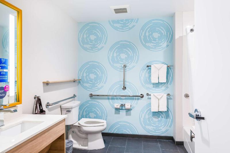 King Room with Bath Tub - Mobility Access image 2