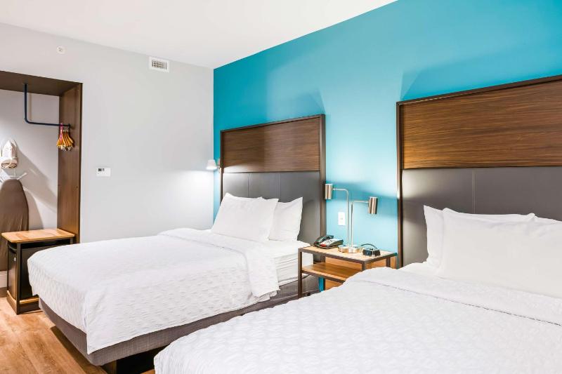Queen Room with Two Queen Beds image 3