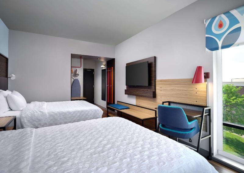 Queen Room with Two Queen Beds image 3