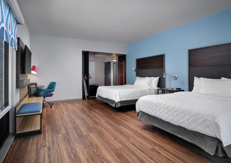 Queen Room with Two Queen Beds and Bath Tub - Mobility Accessible image 4