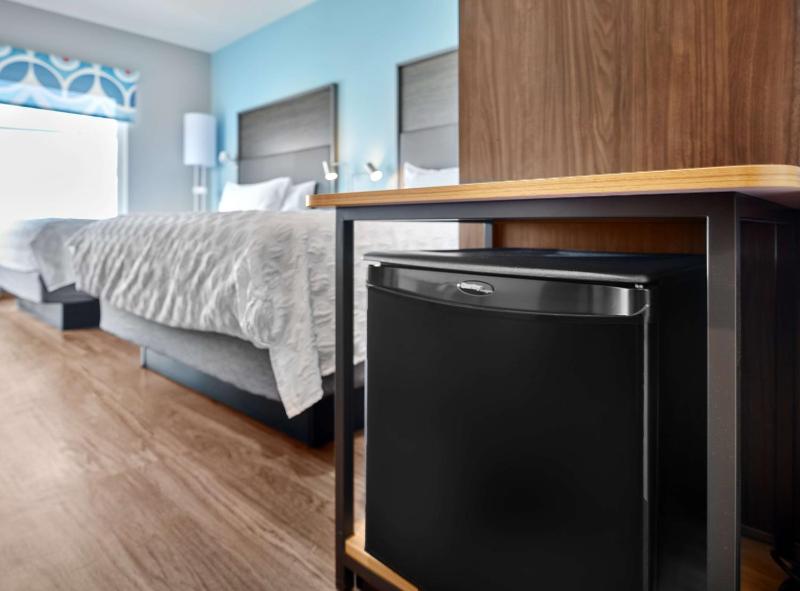 Queen Room with Two Queen Beds and Bath Tub - Mobility Accessible image 3
