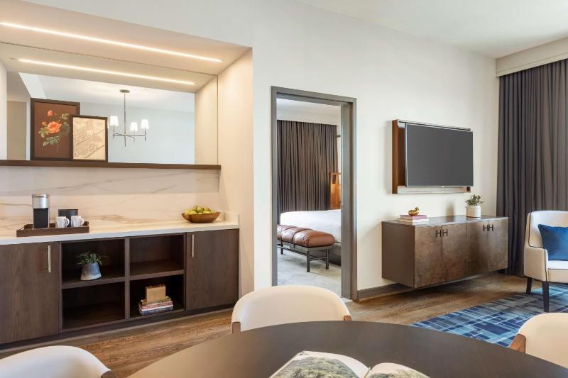 One-Bedroom King Suite image 3