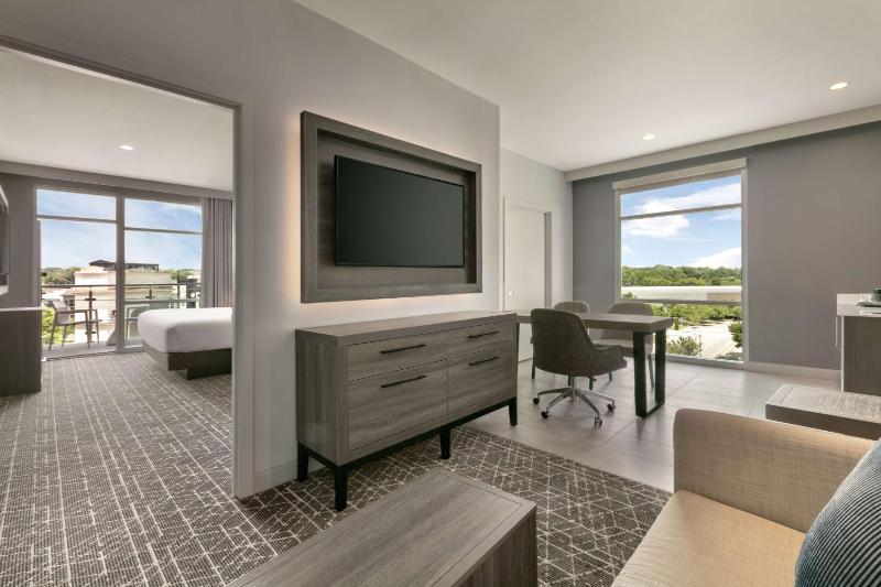 Embassy Suites by Hilton Atlanta Midtown - image 13