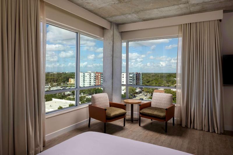 Corner King Room with Sofa and City View image 4