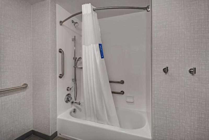 Queen Room with Two Queen Beds - Mobility and Hearing Access/Non-Smoking image 3