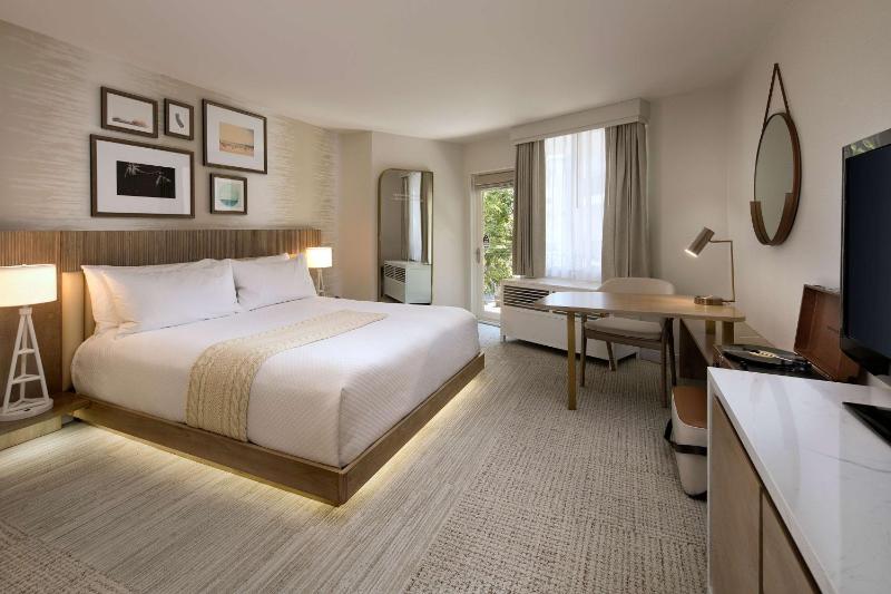 King Room with Balcony and Garden View image 2