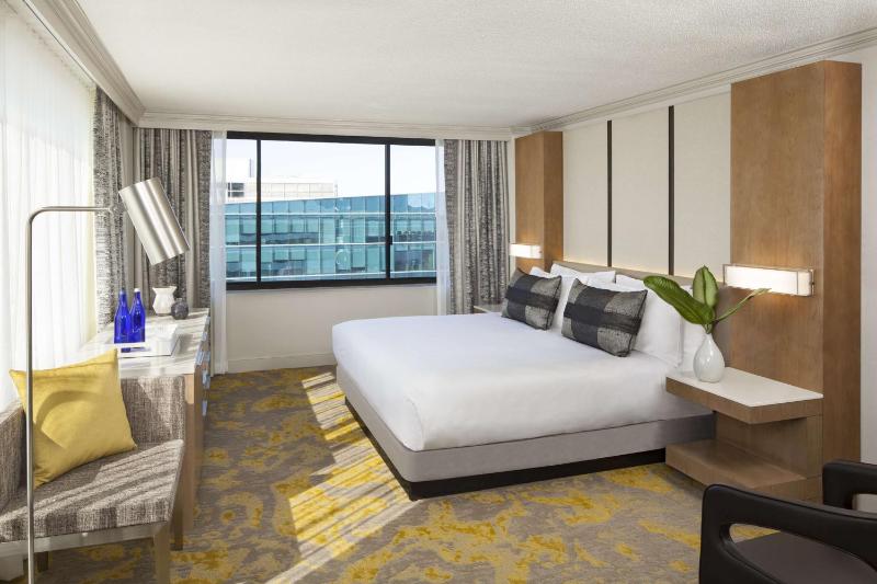 Deluxe King Room image 1