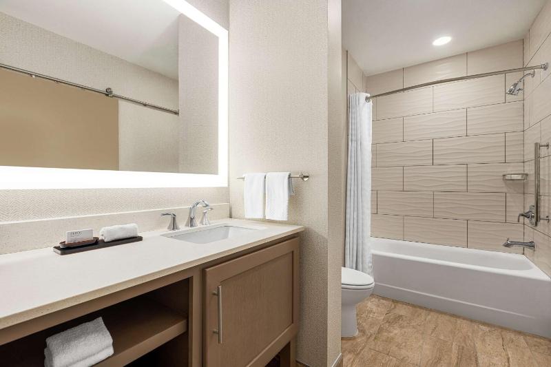 Two-Room Queen Suite with Two Queen Beds image 3