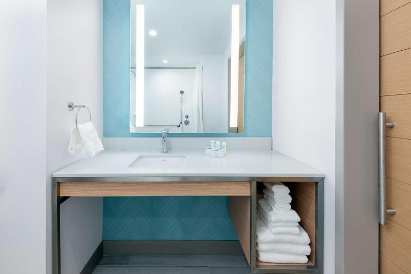 King Room with Tub and View - Mobility Accessible image 3