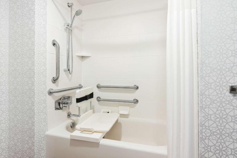 Queen Room with Bath Tub - Mobility Access/Non-Smoking image 2