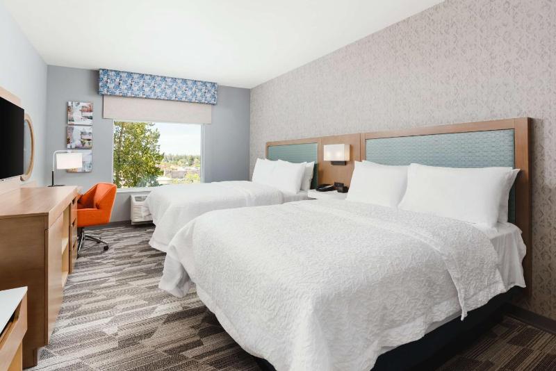 Queen Room with Two Queen Beds image 3