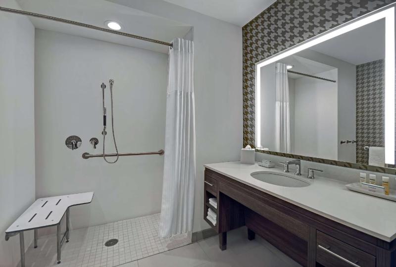 King Studio with Roll-In Shower - Disability Access/Non-Smoking image 2