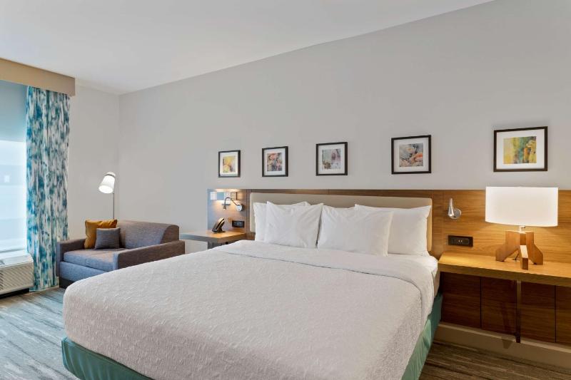Deluxe King Room image 3