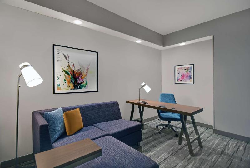 Junior King Suite with Seating Area image 4
