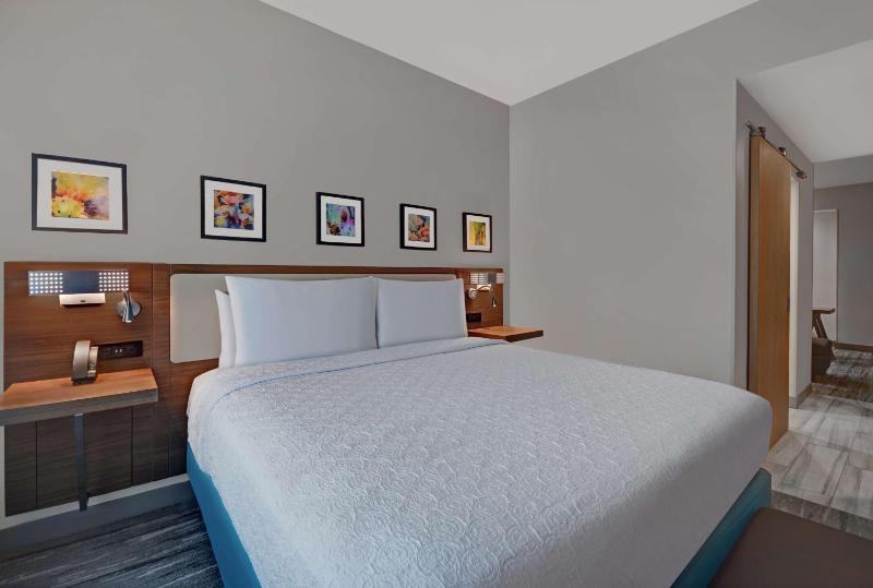 Junior King Suite with Seating Area image 4