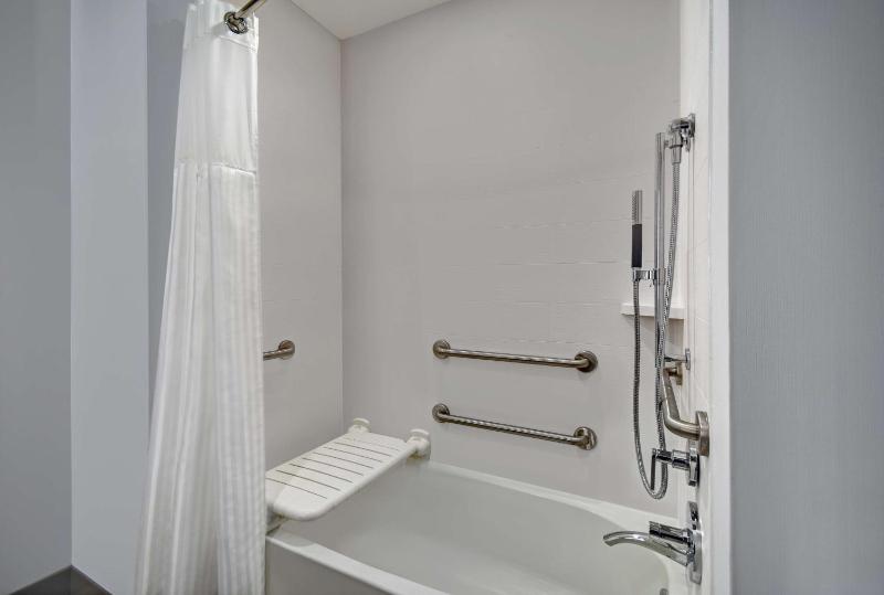 King Room with Mobility Accessible Tub image 3