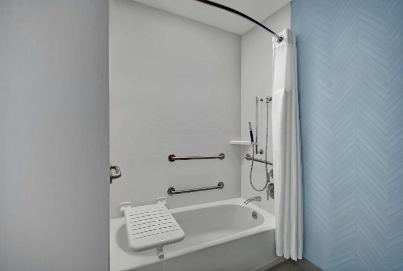 King Room with Mobility Accessible Tub image 2