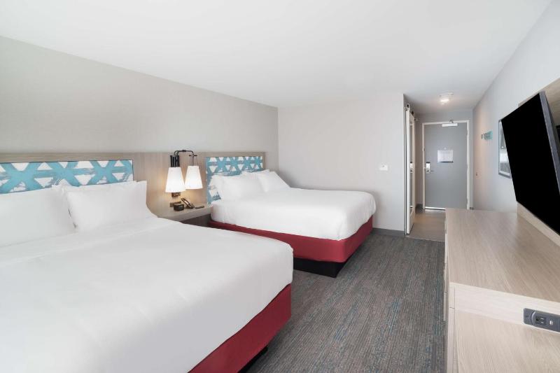 Queen Room with Two Queen Beds image 3